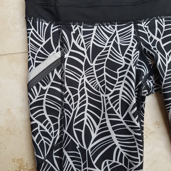 Lululemon Black & White Crop Leggings - Picture 3 of 14